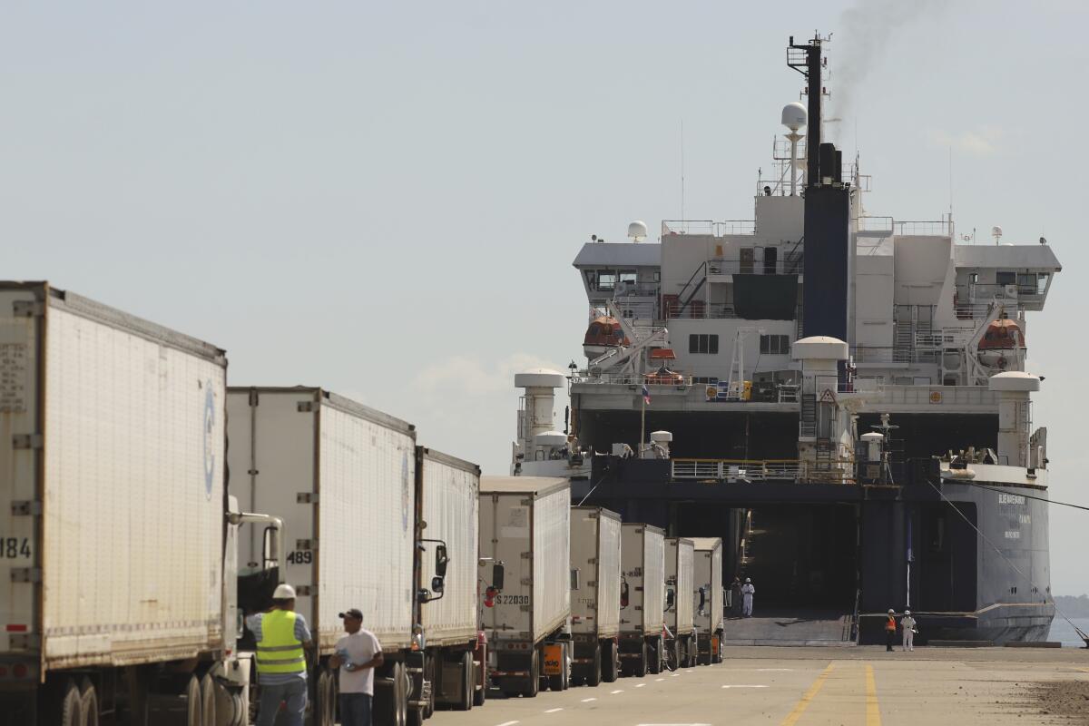 Los camiones hacen fila para ser cargados en el Blue Wave Ferry