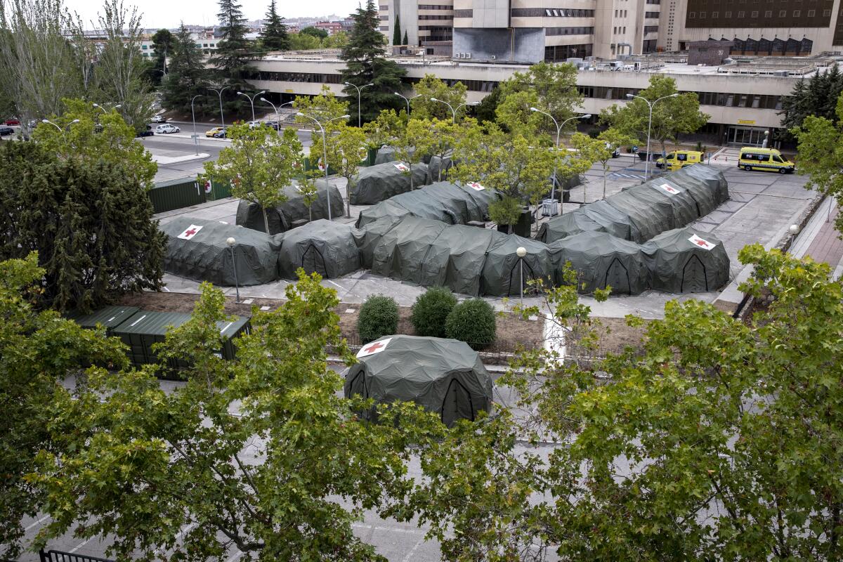 Esta fotografía muestra tiendas de campaña afuera del hospital militar Gómez Ulla en Madrid, 
