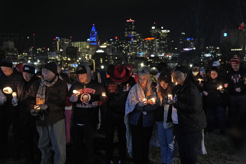 Un grupo de personas realiza una vigilia el jueves 15 de febrero de 2024 por las víctimas del tiroteo ocurrido en el desfile de la víspera para celebrar el triunfo de los Chiefs de Kansas City en el Super Bowl (AP foto/Charlie Riedel)