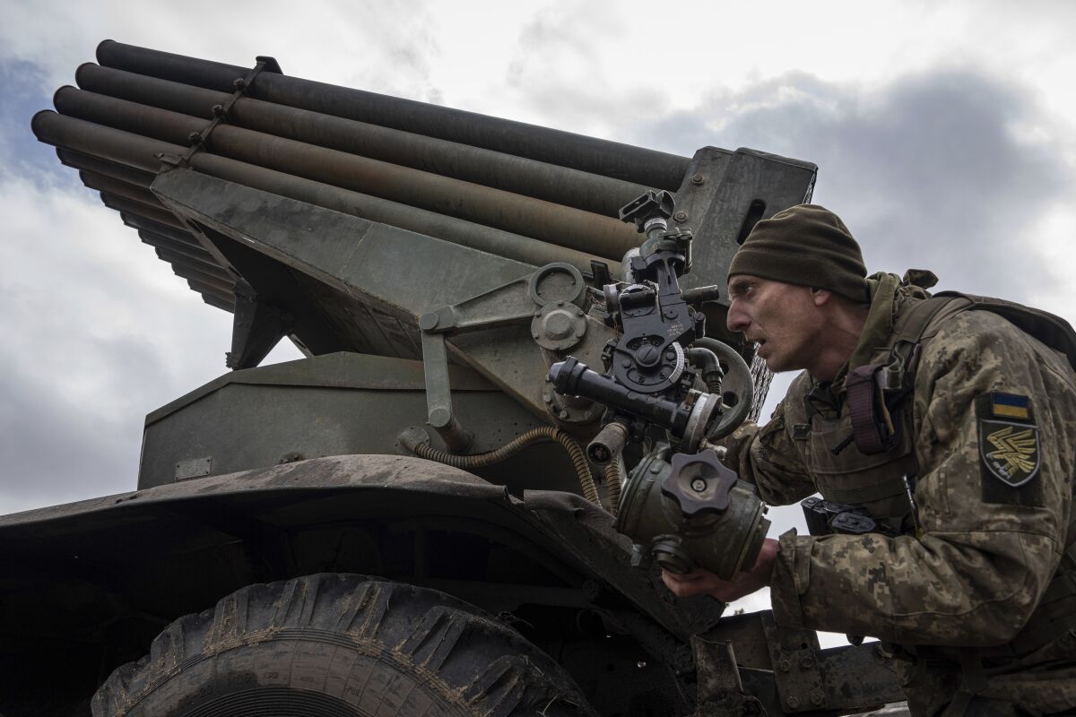 Ukrainian paratrooper aiming a rocket launcher at Russian positions