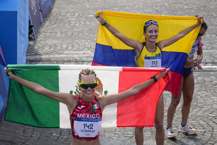 La mexicana Alegna González, izquierda, y Sandra Arenas, de Colombia, derecha, celebran después de cruzar la meta al final de los 20 kilómetros en la marcha atlética para mujeres de los Juegos Olímpicos el jueves 1 de agosto de 2024, en París, Francia. (AP Foto/Dar Yasin)