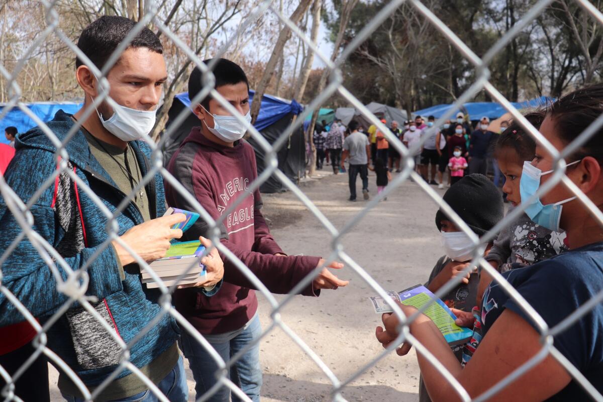 Detención de migrantes en la frontera sigue en cifras históricas en agosto