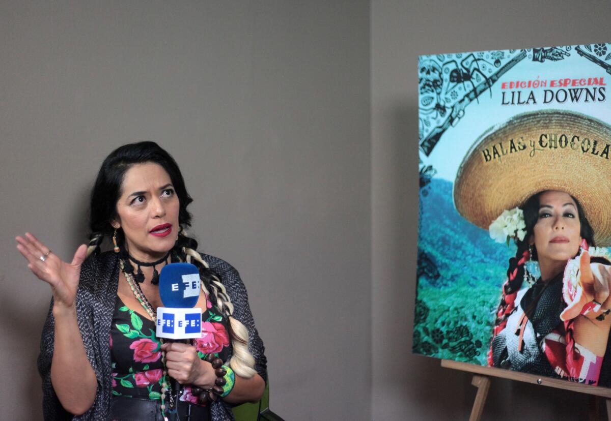 La cantautora mexicana Lila Downs pidió más amor y menos odio en el mundo y aseguró que en Latinoamérica está la solución a muchos problemas que aquejan al planeta y que ese alivio también encuentra en el arte y la música. "De México me preocupan muchas cosas, el sistema de justicia, nuestras instituciones, la violencia, la dignidad de la mujer, hay muchas cosas en las cuales hay que trabajar y componer", señala Downs, que acaba de ganar el Grammy Latino al mejor álbum folclórico por "Balas y Chocolate".