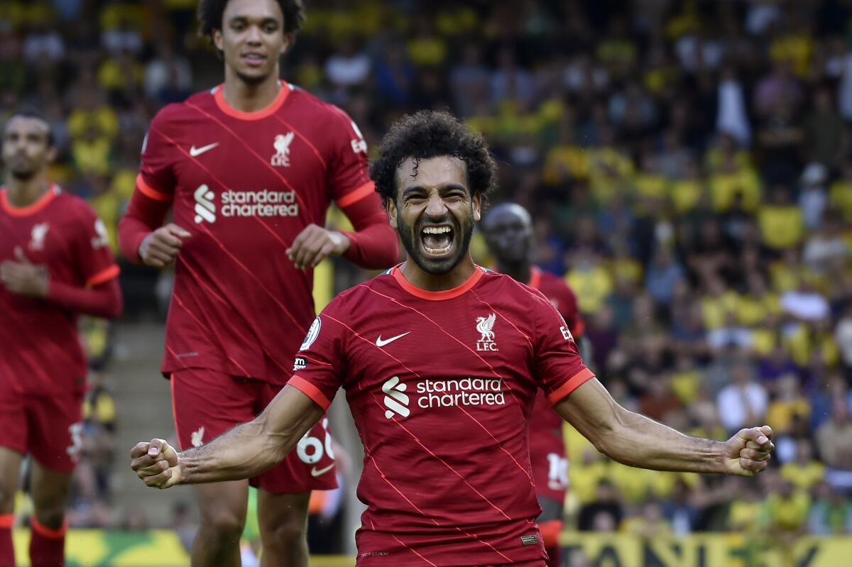 El delantero de Liverpool Mohamed Salah celebra tras anotar el tercer gol de su equipo en un partido de la Liga Premier.