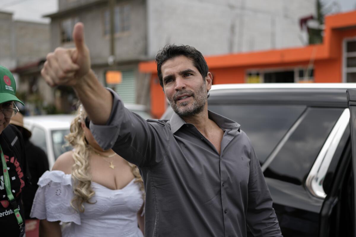 Presidential hopeful Eduardo Verastegui flashes a thumbs up at supporters during a rally.
