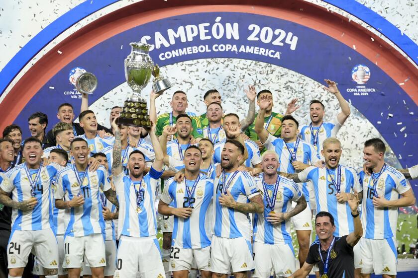 Los jugadores de Argentina alzan el trofeo de la Copa América tras vencer 1-0 a Colombia en la final, el lunes 15 de julio de 2024, en Miami Gardens, Florida. (AP Foto/Rebecca Blackwell)