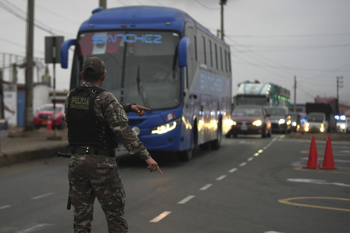 Un agente de policía detiene un autobús en un punto de control 