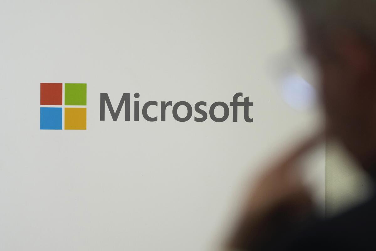 ARCHIVO - El logotipo de Microsoft durante un evento en el centro de estudios Chatham House e