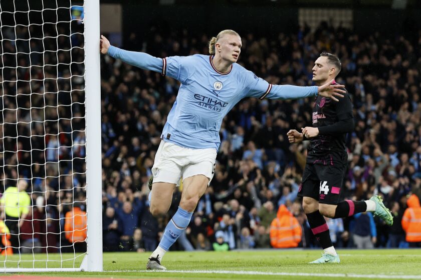 Erling Haaland del Manchester City celebra tras anotar el primer gol de su equipo en la victoria en cuartos de final de la Copa FA ante el Burnley el sábado 18 de marzo del 2023. (Richard Sellers/PA via AP)