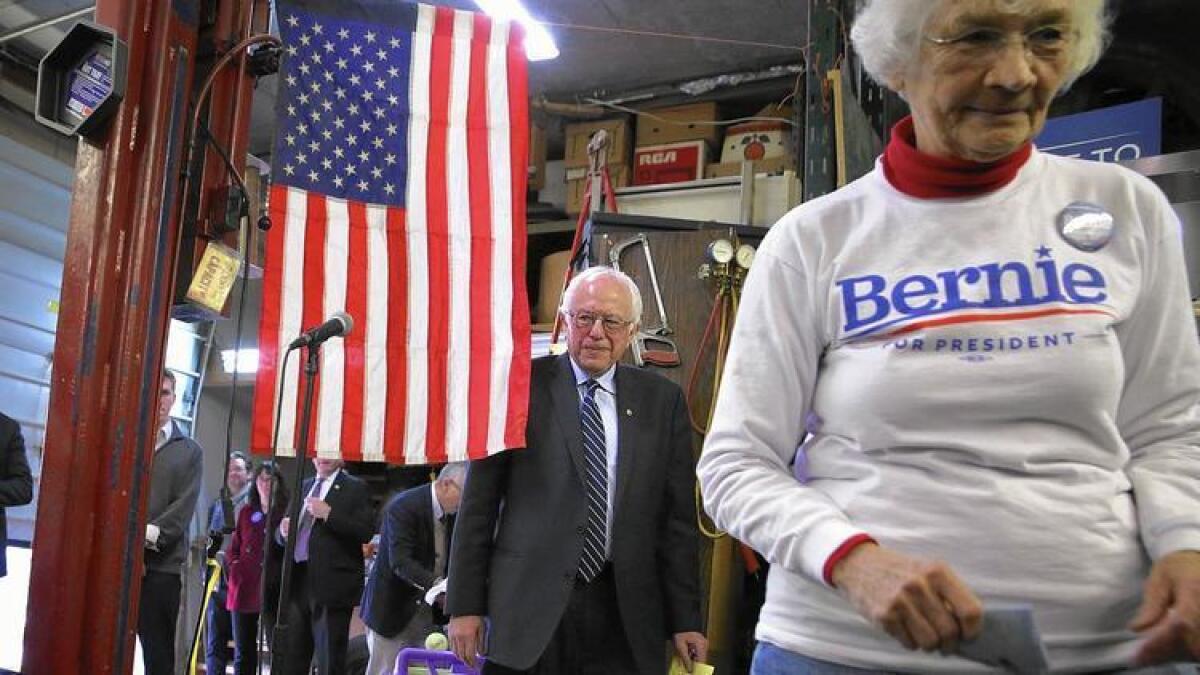 Bernie Sanders, atrás, tiene el apoyo de los votantes de Iowa que están preocupados sobre la desigualdad económica y las deudas estudiantiles.