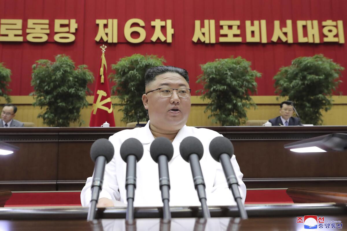 En esta imagen, distribuida por el gobierno de Corea del Norte, Kim Jong Un ofrece un discurso 