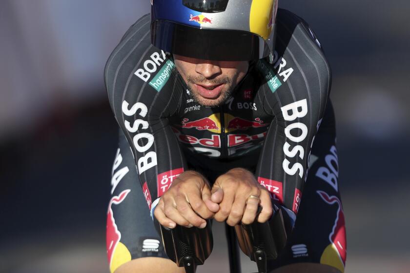 El esloveno Primoz Roglic cruza la meta al final de la primera etapa de la Vuelta a España en Oeiras, Portugal el sábado 17 de agosto del 2024. (AP Foto/Pedro Rocha)