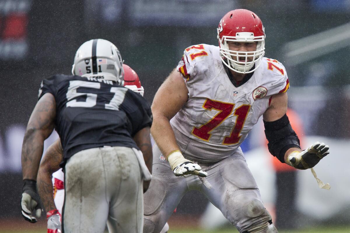 Chiefs right tackle Mitchell Schwartz works against Raiders linebacker Bruce Irvin during a game on Oct. 16, 2016.