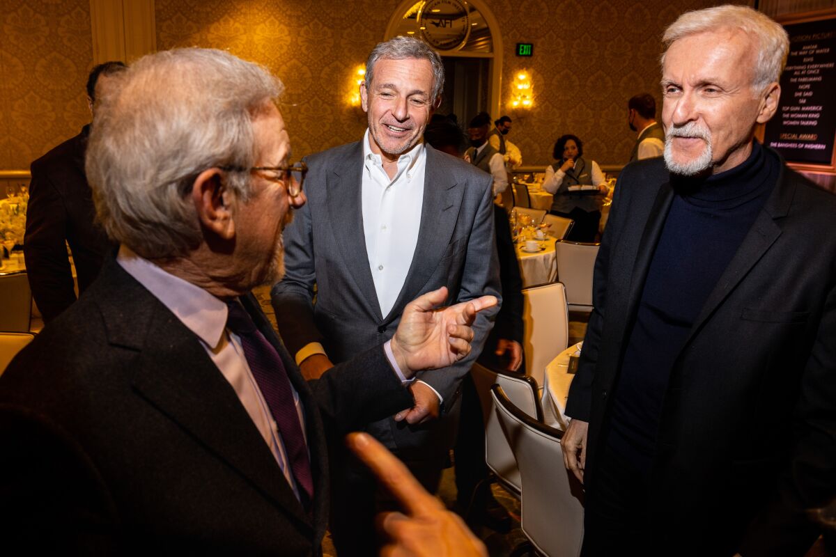 Yönetmen Steven Spielberg, Disney CEO'su Bob Iger, James Cameron, Ocak 2023'te.  