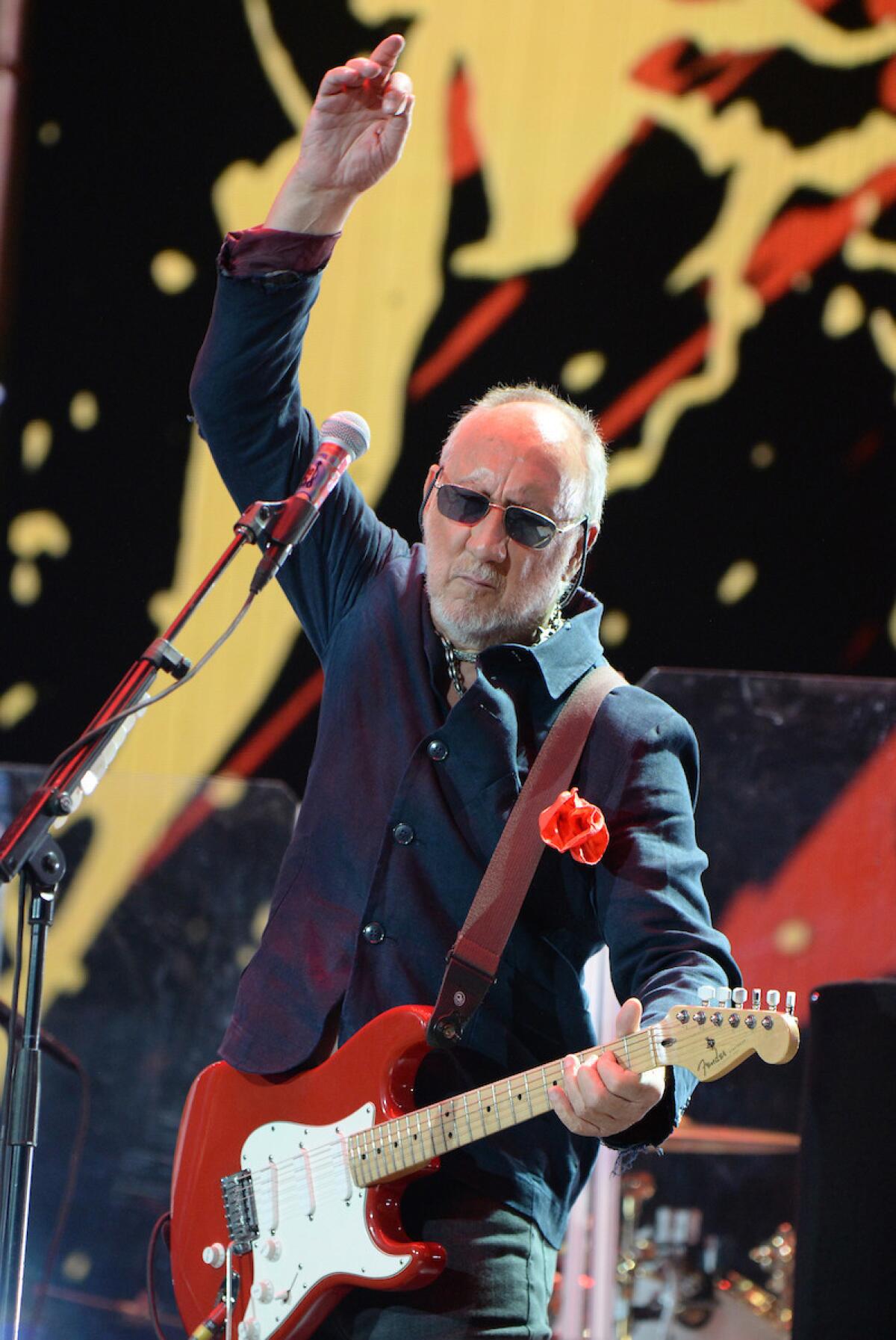 Pete Townshend, guitarrista de The Who, durante uno de sus momentos decisivos en el concierto del domingo pasado.