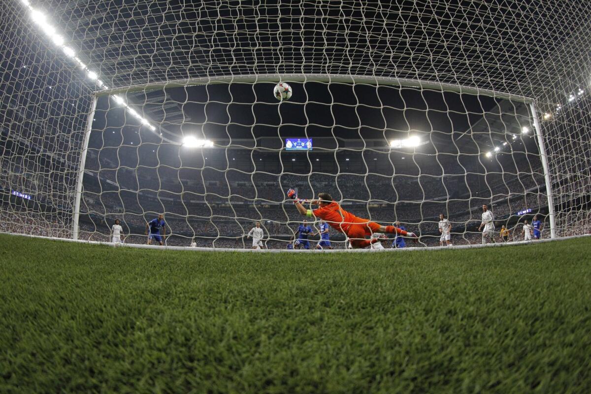 Alvaro Morata anota el gol de la victoria.