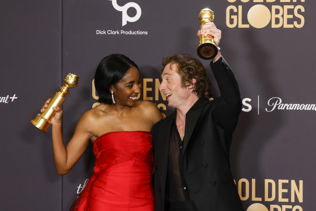 آيو إديبيري وجيريمي ألين وايت يحتفلان بفوزهما بجائزة غولدن غلوب عن فيلم "The Bear".