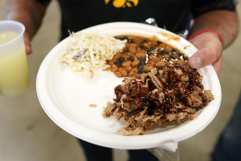 Una persona sujeta un plato con comida en Cedar Rapids, Iowa, el 6 de agosto de 2023. Un reporte de la ONU dice que el mundo desperdicia millones de toneladas de comida cada año. (Foto AP /Charlie Neibergall)