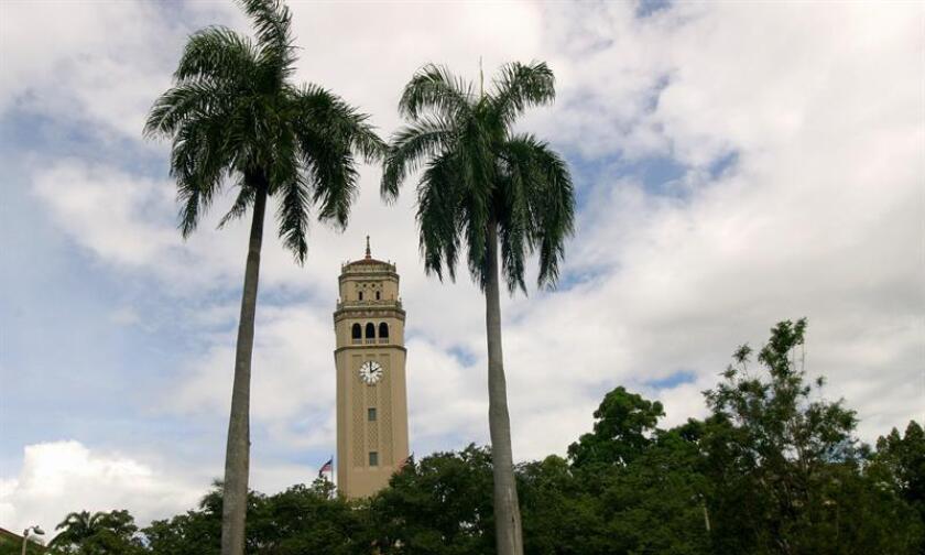 Vista de la torre de la Universidad de Puerto Rico. EFE/Archivo