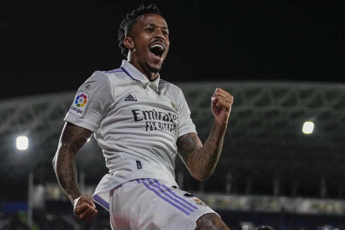 Eder Militao, del Real Madrid, festeja luego de anotar en un partido de La Liga