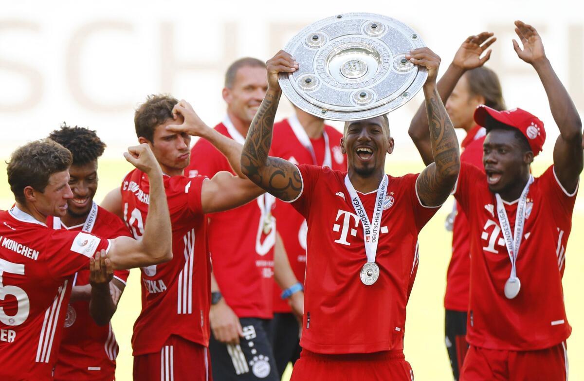  Jerome Boateng levanta el tofeo de la Bundesliga  