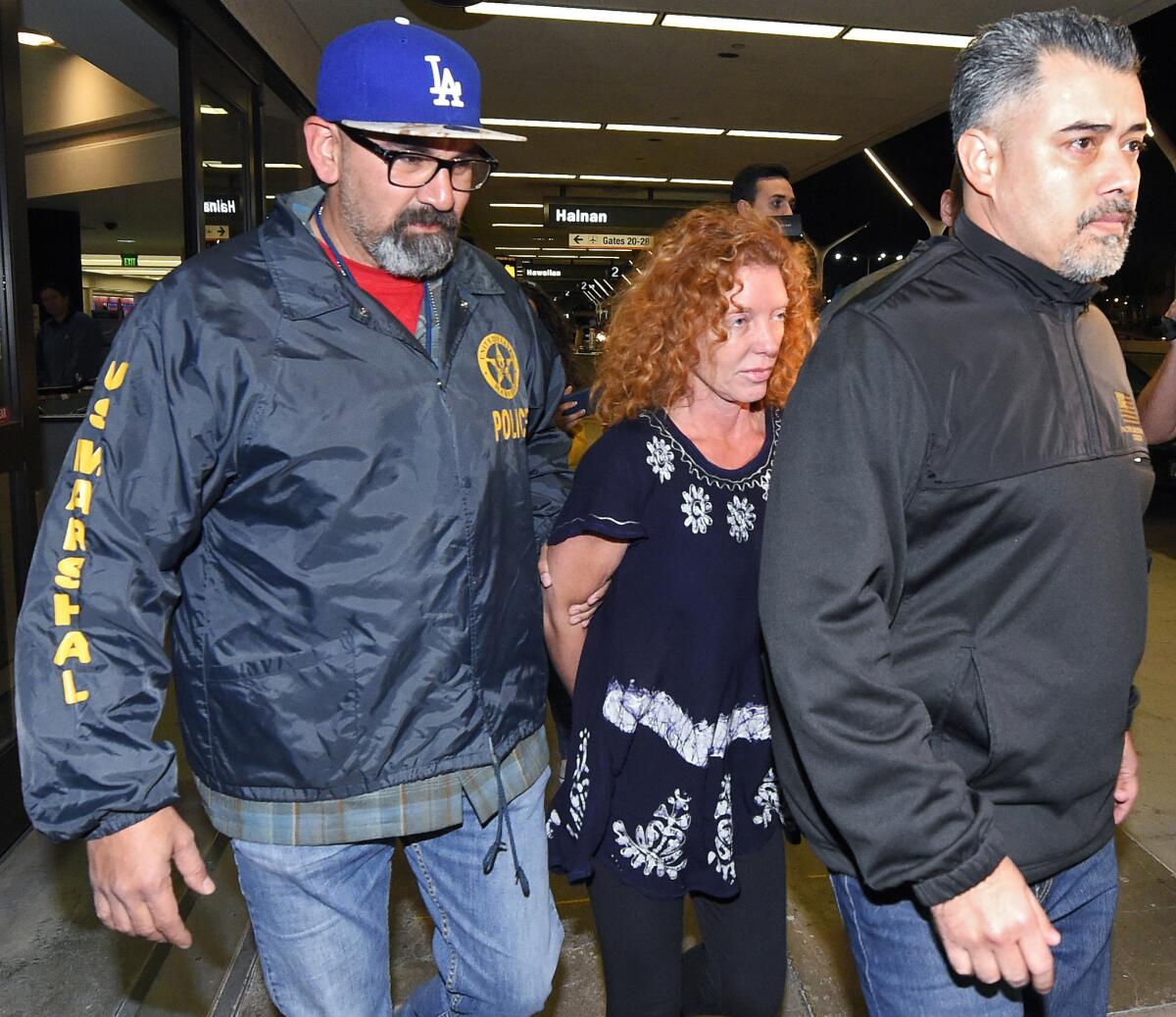 Tonya Couch (centro) custodiada mientras espera un auto a su llegada al aeropuerto internacional de Los Angeles, el 31 de diciembre de 2015, en Los Ángeles. (Foto AP/Mark J. Terrill)