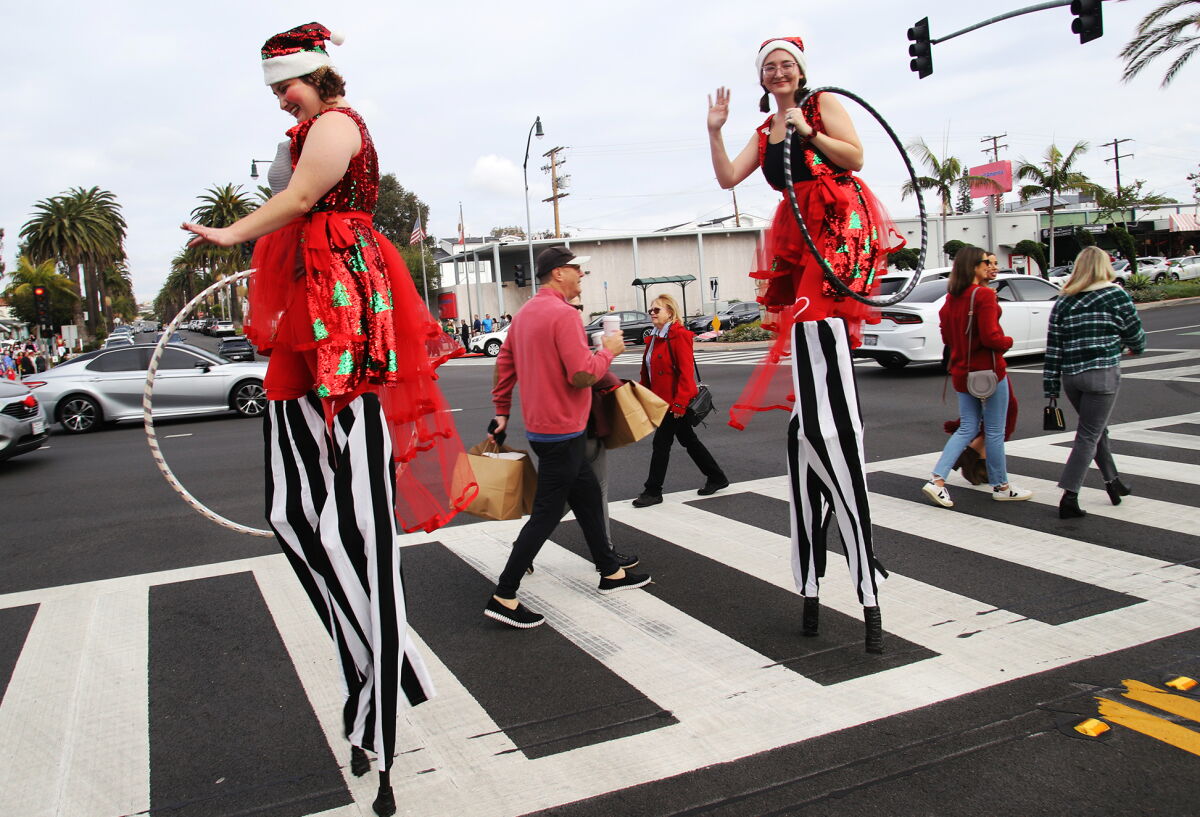 Joy Walk Corona del Mar turns into winter wonderland for 43rd annual Christmas ...