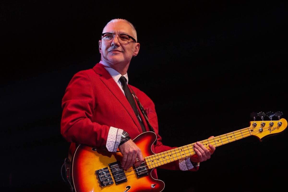 Esta es una imagen de Sabo Romo, bajista de la legendaria banda Caifanes.