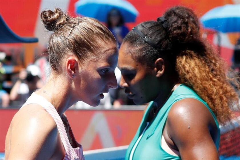 La estadounidense Serena Williams (d) se cruza con la checa Karolina Pliskova durante un partido de cuartos de final del Abierto Australia que se disputa este miércoles en Melbourne (Australia). EFE