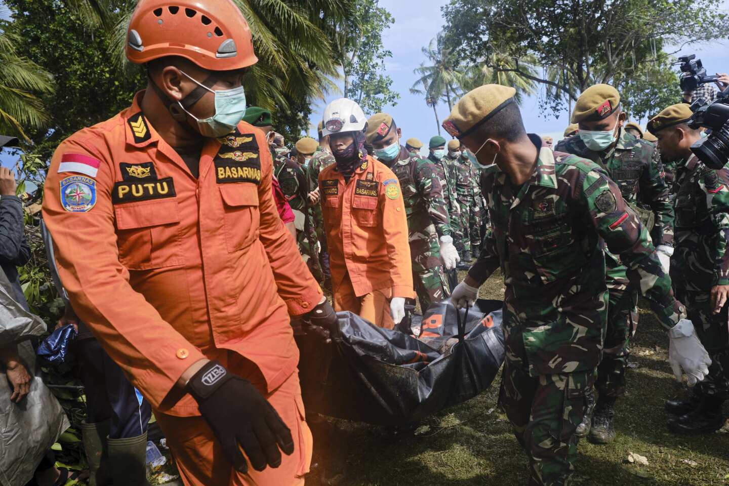 Death toll continues to rise following tsunami in Indonesia