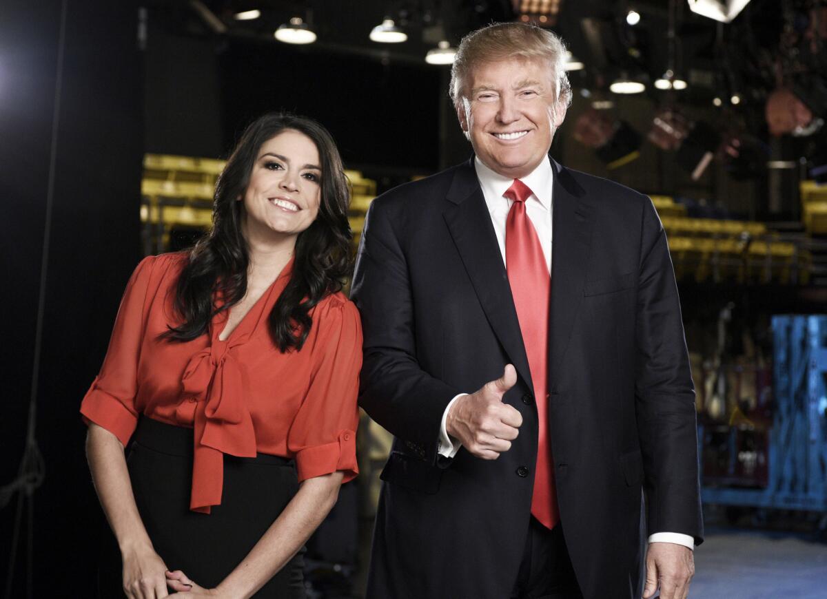 En esta foto proporcionada por la NBC, la comediante de "Saturday Night Live" Cecily Strong y el precandidato presidencial republicano Donald Trump en Nueva York. Trump fungirá como anfitrión invitado del programa de comedia el sábado 7 de noviembre.
