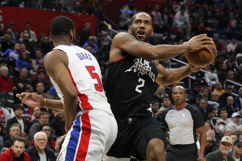 LOS ANGELES, CALIF. - NOV. 17, 2022. Clippers forward Kawhi Leonard drives to the. basket against Pistons.