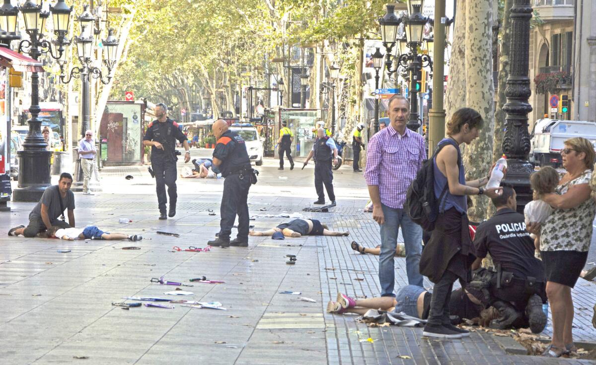 Varias víctimas en el suelo en el lugar del atropello masivo realizado por una camioneta en Las Ramblas, de Barcelona.
