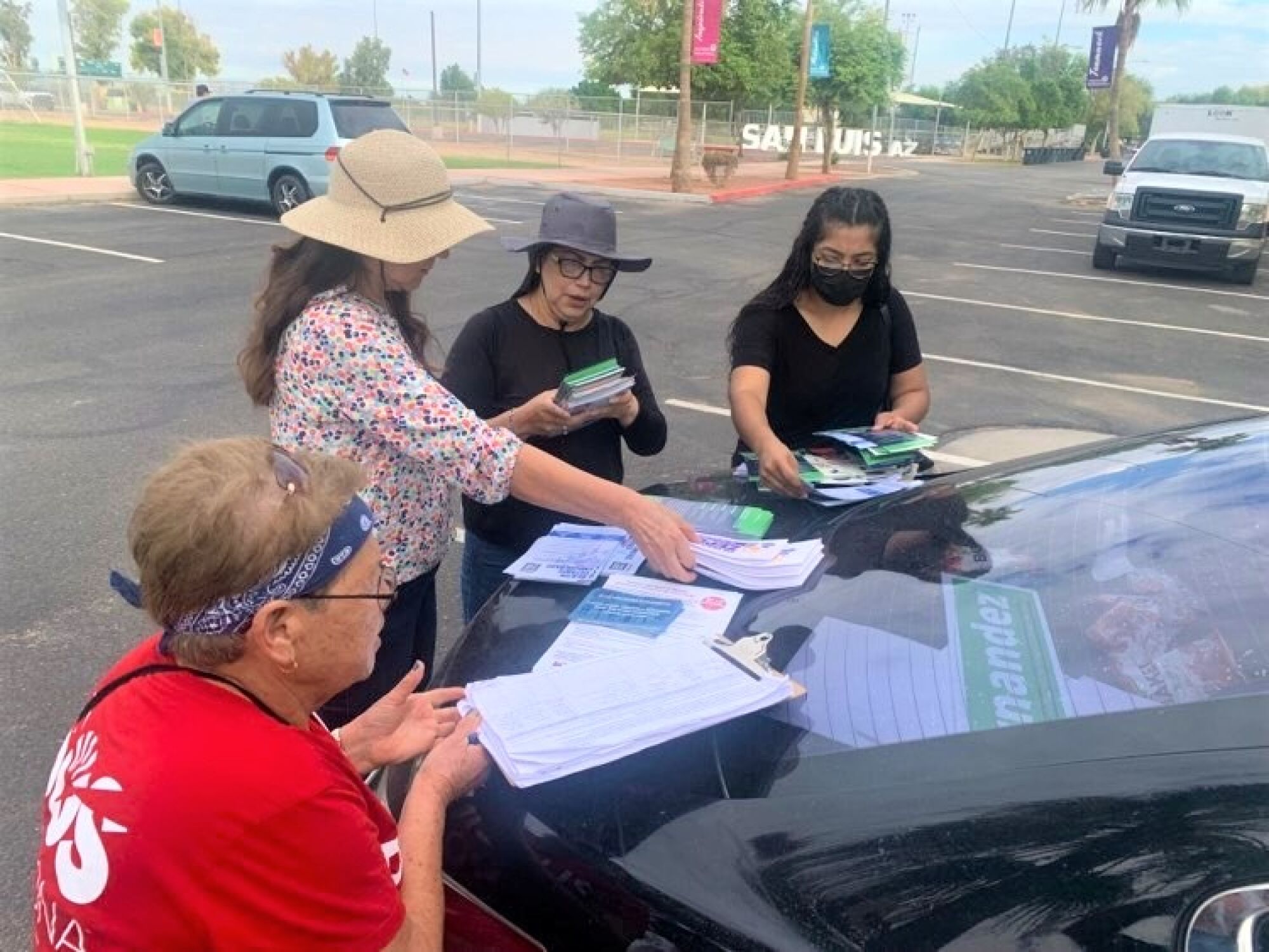 Olivia Zepeda prepara el material de campaña que entregaran durante su recorrido por las calles de San Luis, Arizona.