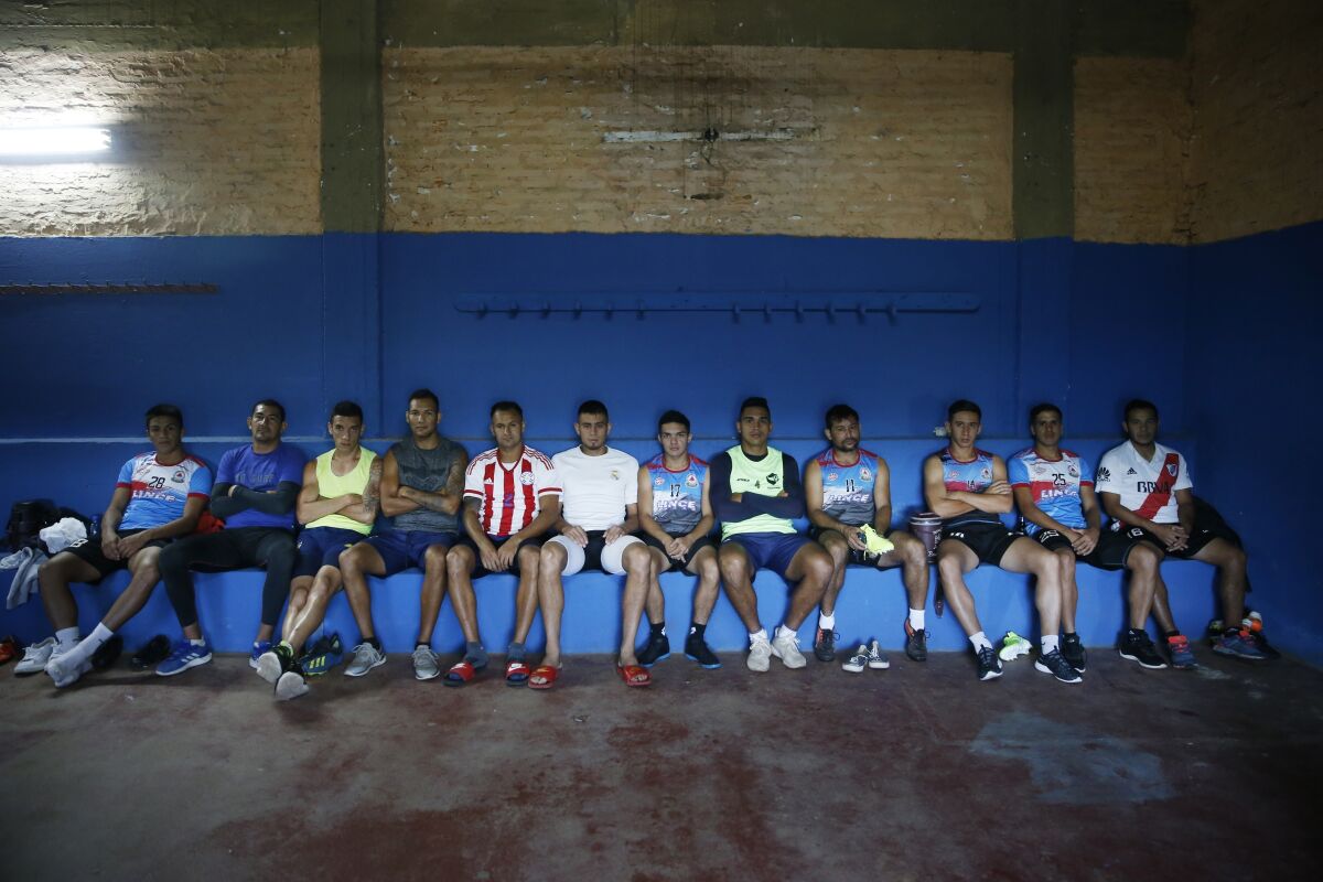 La dura supervivencia de futbolistas paraguayos del ascenso - Los Angeles  Times