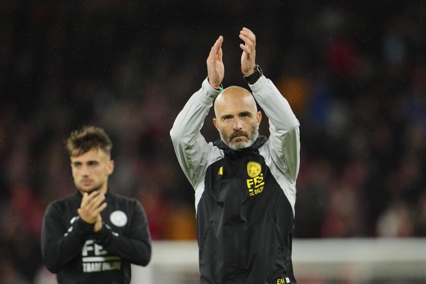 ARCHIVO - El entrenador del Leicester, Enzo Maresca, al final del partido de la tercera ronda de la Copa de la Liga inglesa entre el Liverpool y el Leicester City en el estadio Anfield en Liverpool, Inglaterra, el 27 de septiembre de 2023. Una cuarta parte de los entrenadores tendrá a su cargo un partido de la Liga Premier por primera vez, con Liverpool (Arne Slot), Chelsea (Enzo Maresca) y Brighton (Fabian Hurzeler) con nuevos entrenadores y tanto Southampton (Russell Martin) como Ipswich (Kieran McKenna) obteniendo el ascenso sin entrenadores con experiencia en la máxima categoría. (AP Foto/Jon Super, Archivo)