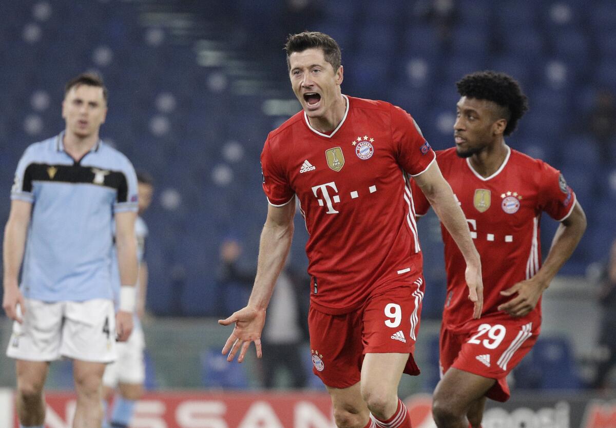 Robert Lewandowski festeja tras anotar el primer gol del Bayern Múnich 
