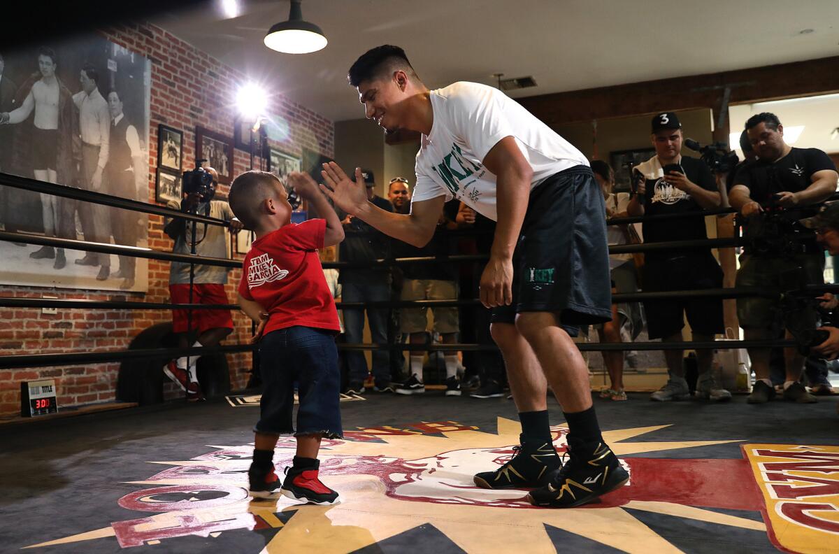 Mikey García saluda a su hijo de tres años, Django.