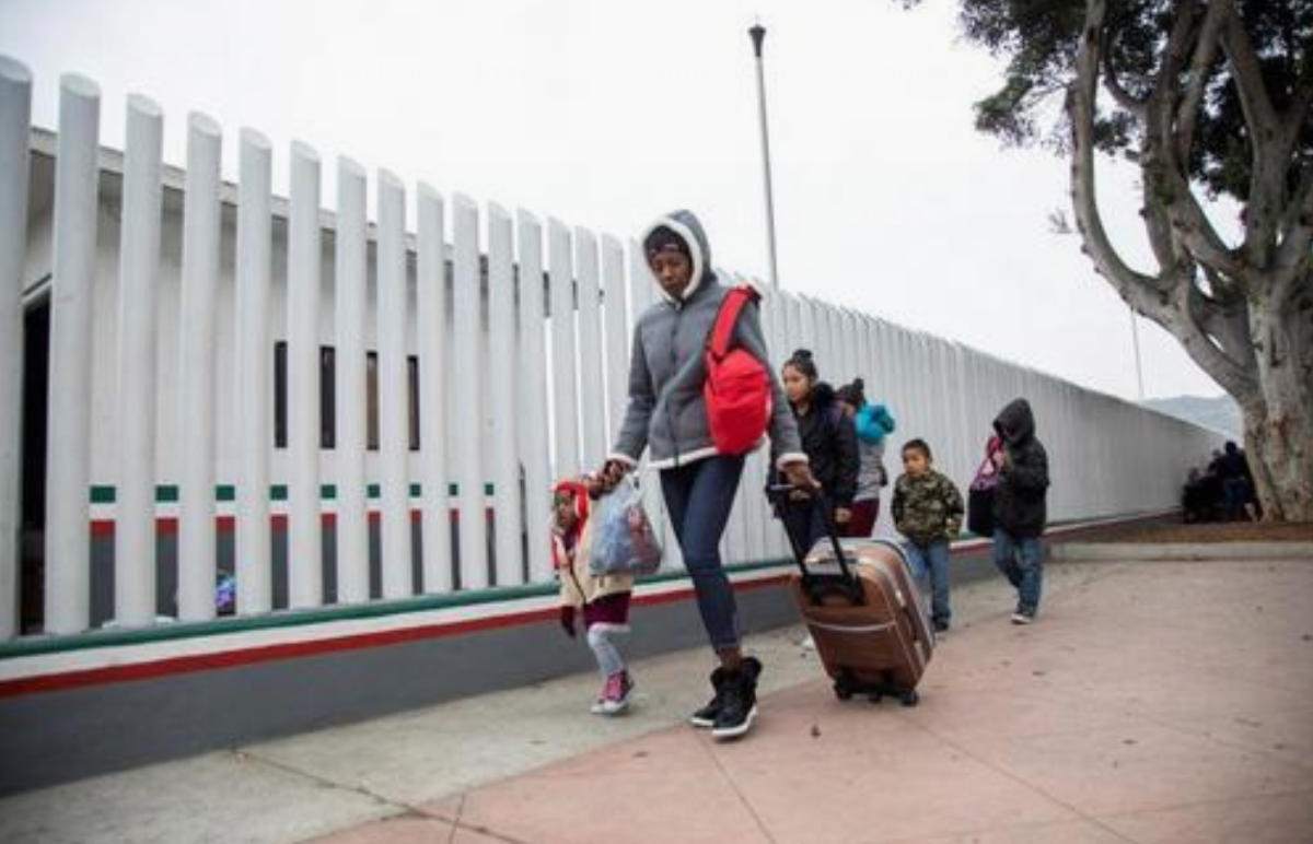 Un grupo de migrantes llega para solicitar la visa humanitaria a la oficina fronteriza estadounidense de El Chaparral, en la frontera de la ciudad de Tijuana, en el estado de Baja California, con Estados Unidos. EFE/Alonso Rochin/Archivo
