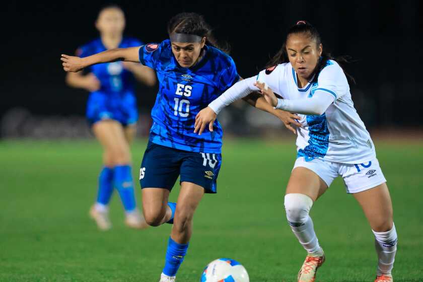 Brenda Cerén (izq.) anotó en tres ocasiones para El Salvador ante Guatemala en un partido eliminatorio de la Copa Oro femenil 2024.