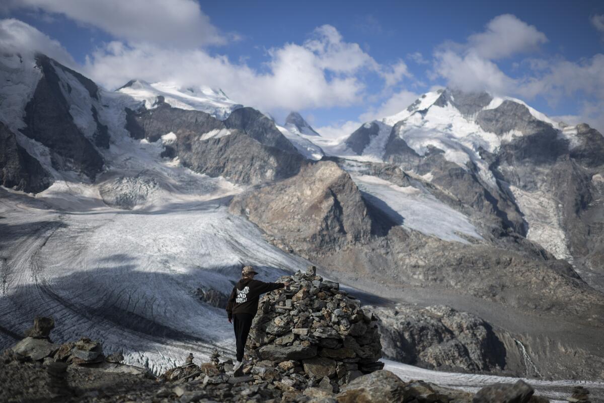 Una persona posa frente al grupo de montañas Bernina, en Pontresina, Suiza