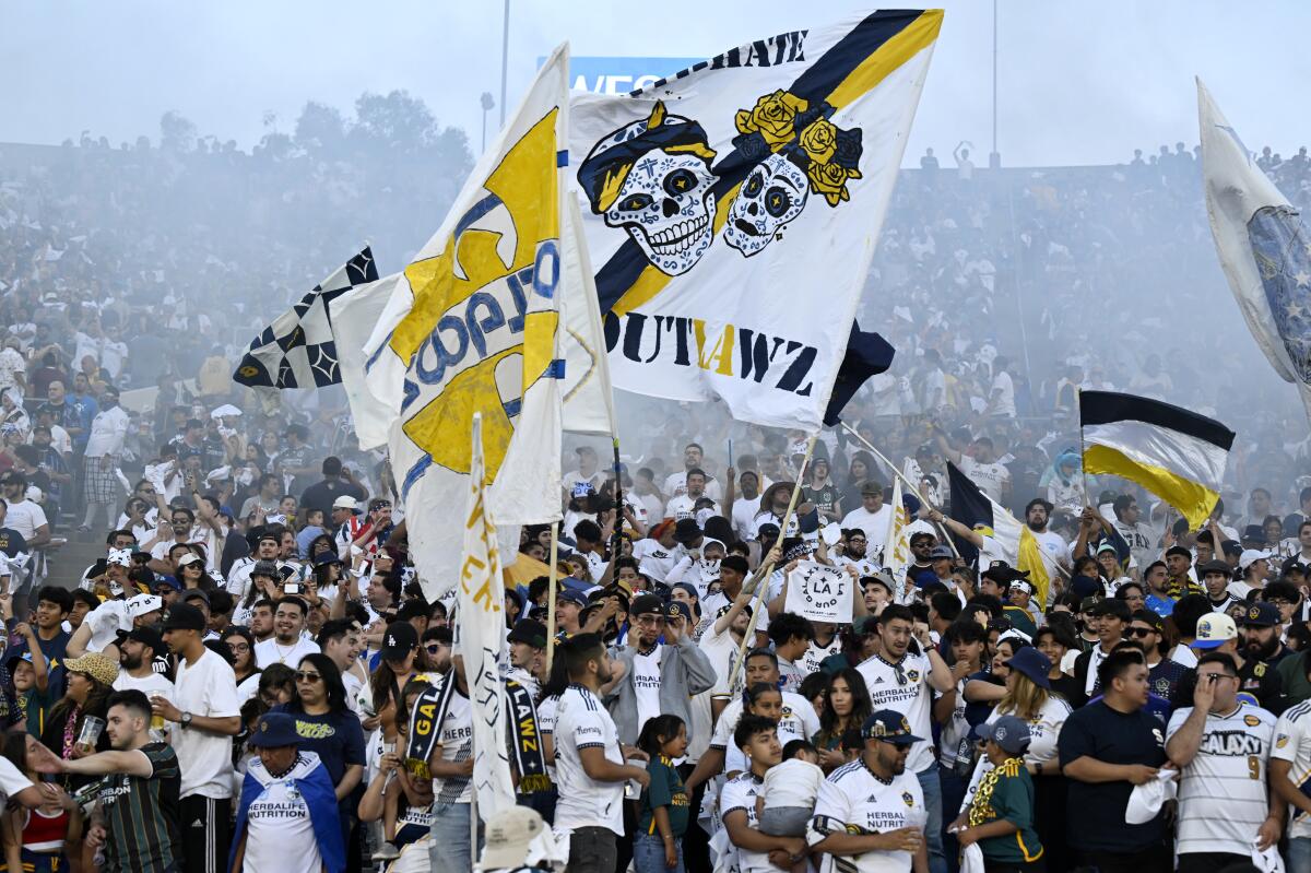 Los fanáticos del Galaxy animan durante su partido contra LAFC en el Rose Bowl el 4 de julio de 2023.