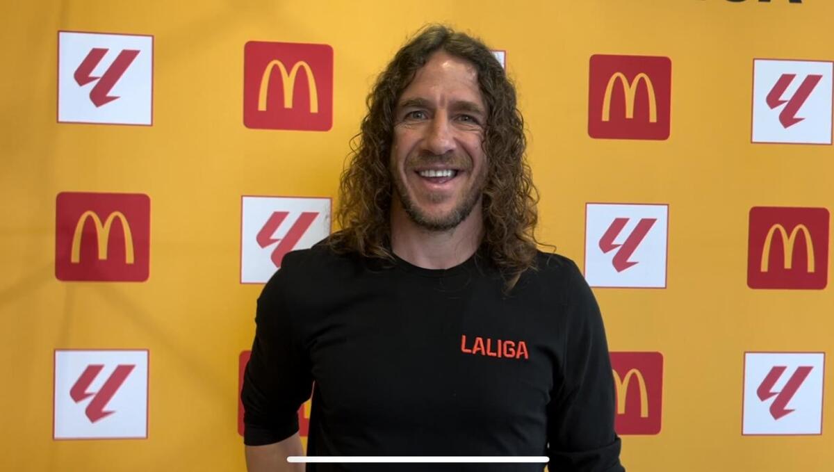 Carles Puyol estuvo en el Este de L.A. para extender invitación a campamento de LaLiga en el verano.