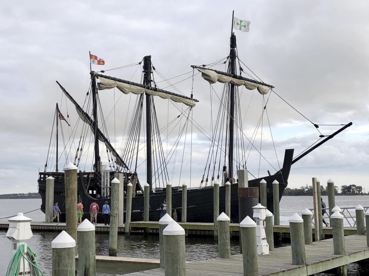 Unas personas observan la réplica de uno de los barcos de Cristóbal Colón, la Pinta, el miércoles 19 de febrero de 2020, en Biloxi, Mississippi. (AP Foto/Stacey Plaisance)