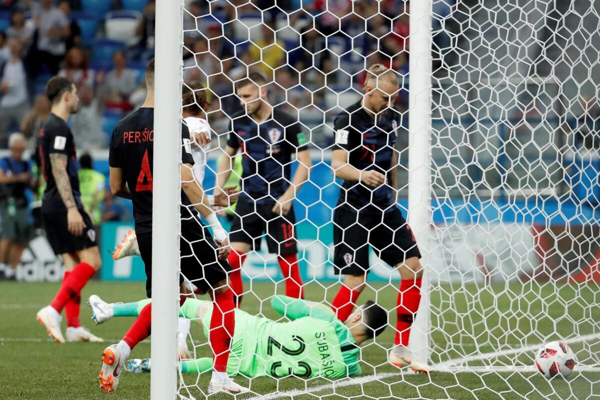 El portero croata Danijel Subasic encaja el 0-1 durante el partido Croacia-Dinamarca, de octavos de final del Mundial de Fútbol de Rusia 2018, en el Estadio de Nizhni Nóvgorod, Rusia, hoy 1 de julio de 2018.