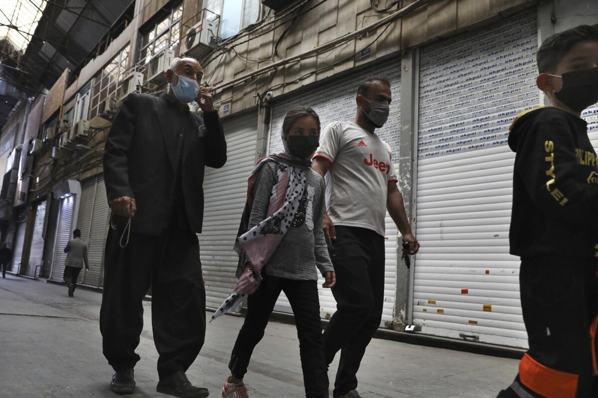 Residentes caminan por el área del Grand Bazaar de Teherán el sábado, 10 de abril del 2021. 