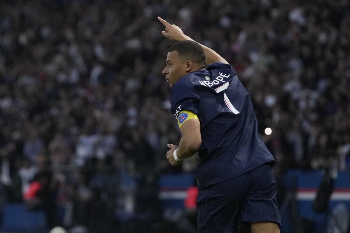 Kylian Mbappé celebra tras marcar el gol del Paris Saint-Germain ante Tolosa en la liga francesa