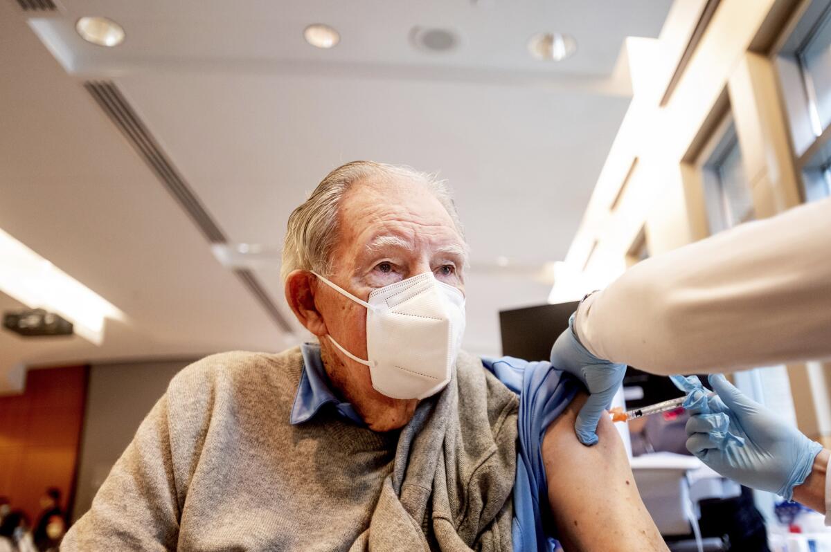 ARCHIVO - En esta foto de archivo del 12 de enero de 2021, Ken Towns recibe la primera dosis de la vacuna