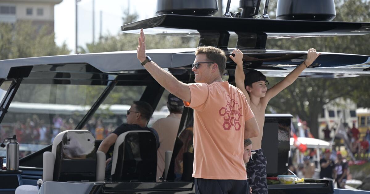 WATCH: Brady to Gronk trophy toss tops NFL Bucs' boat parade party