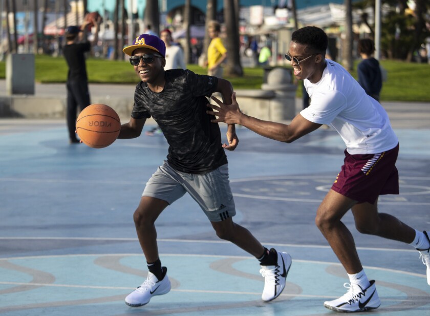 In Venice Beach Hoopsters Honor Kobe Bryant By Trying To Channel Him On The Basketball Court Los Angeles Times